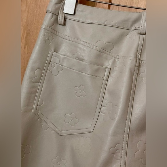 EUC LE LIS Vanilla Cream Floral Faux Leather Pant Vegan Leather Daisy Embossed - Picture 7 of 10
